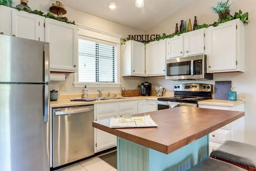 Walk to Pool + Lake: Cozy Osage Beach Condo