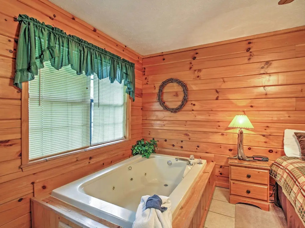 Idyllic Cabin w/ Hot Tub < 2 Mi to Dollywood!