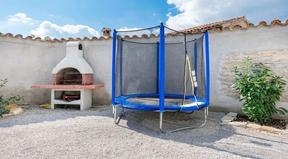 Villa Martin - Fast WiFi, Near restaurant, Fenced Yard, Pavilion, Center of Village