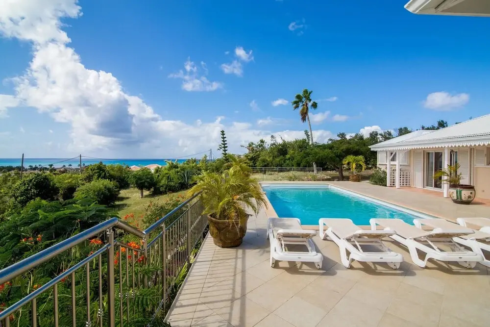 Walk to the Beach, Pool, AC, Free Wifi, Concierge Service, Near Shops, Restaurants