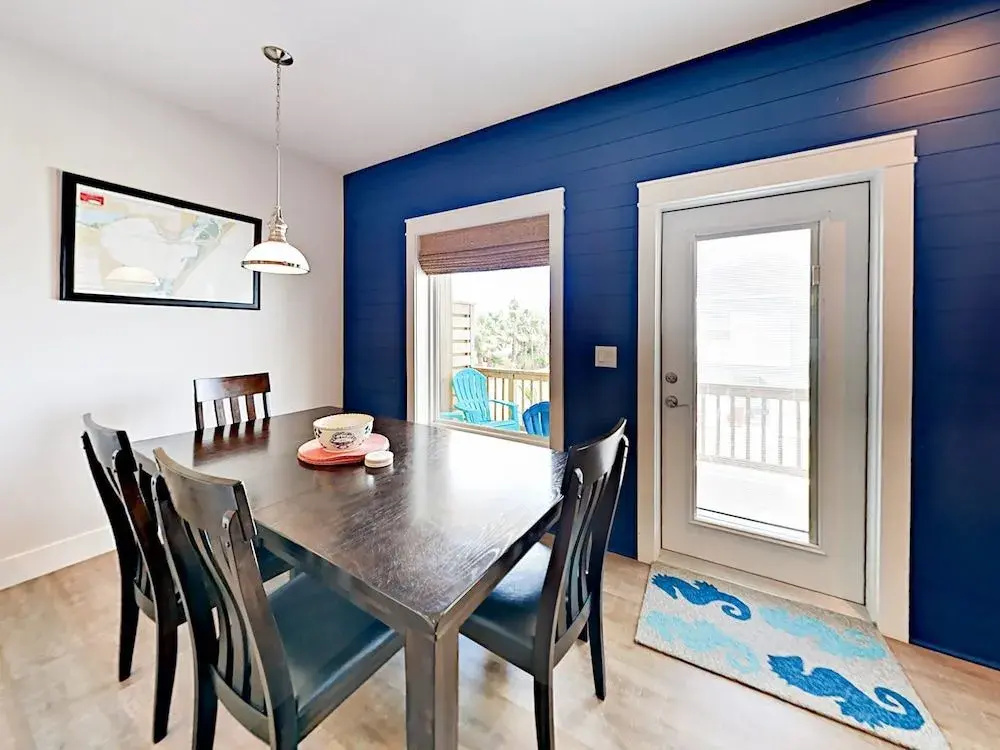 247 West Roberts Townhouse by RedAwning