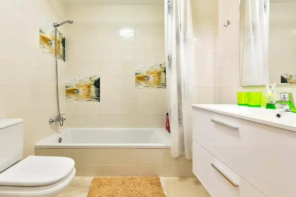 YELLOW 3 bedroom large apartment for 10 guests