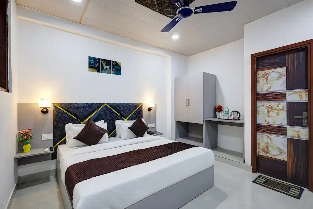 Hotel Warm Welcome Inn 26 - Near Sector 18 Metro Noida