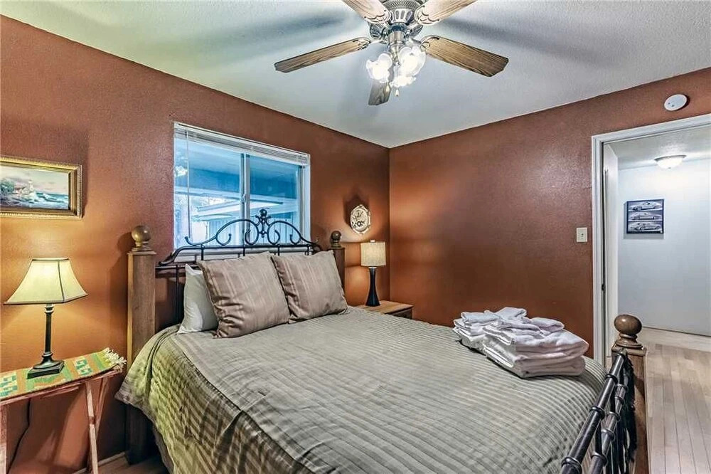 Mustang Hideaway - Three Bedroom Cabin