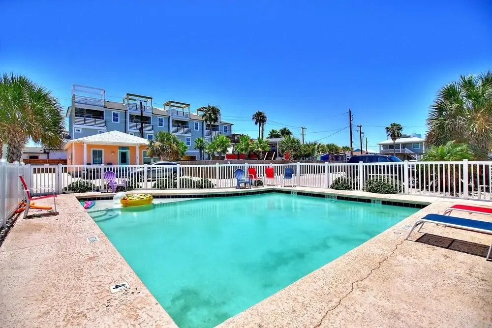 Tropical Wave 3 Bedroom Townhouse by Redawning
