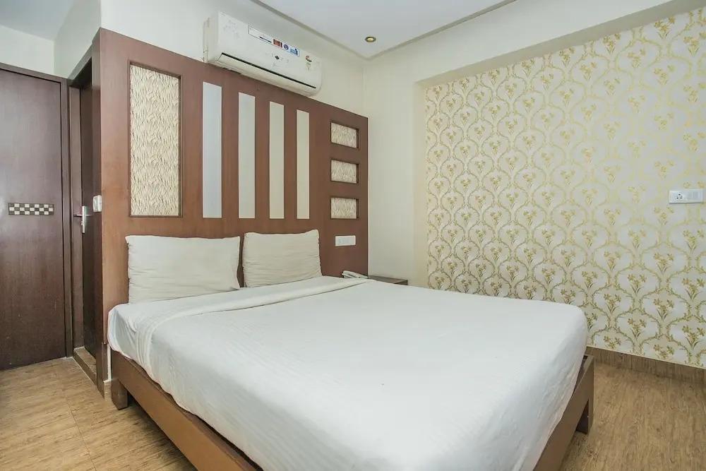 R D Suites A Business Hotel