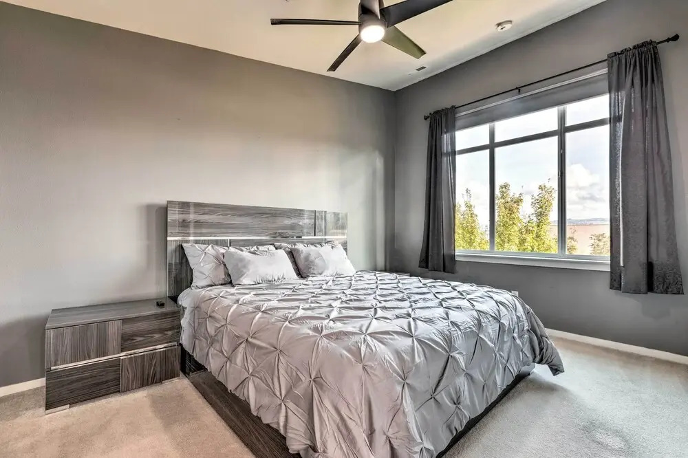 Walk to Local Shops & Eats! Quaint Issaquah Home
