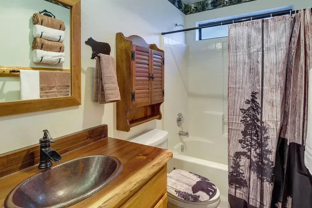 2 Mi to Show Low Lake: Scenic Cabin w/ Balcony