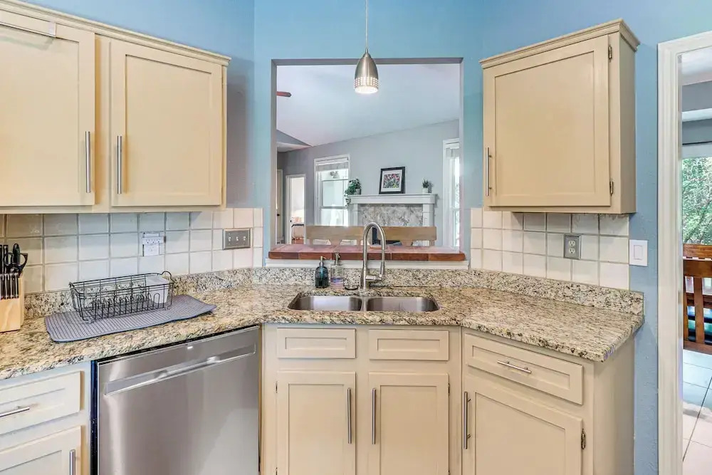 Deck & Greenbelt Access: Lovely Austin Home