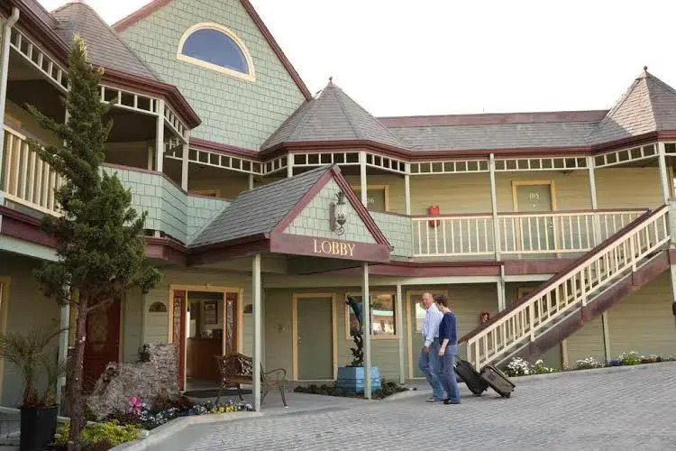 Shoreline Inn...on the beach