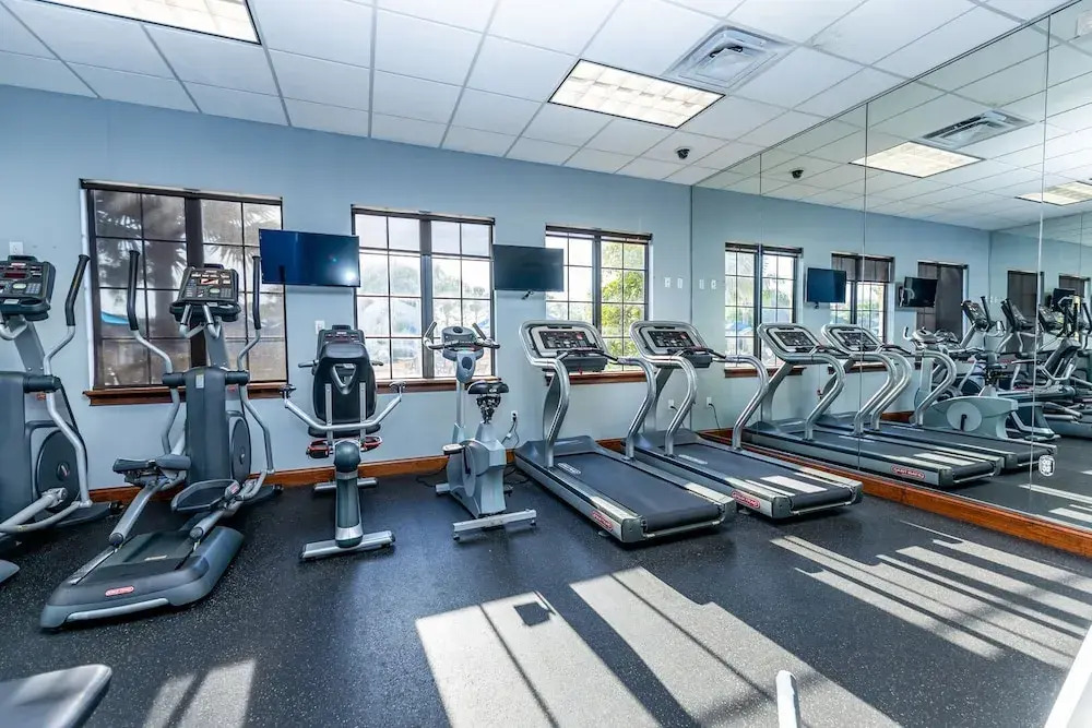 Contemporary 4 Bed 3 Bath Town Home With Upgrades, Private Pool i Close to Disney, Shopping