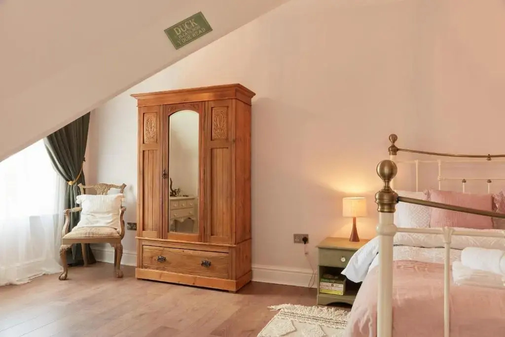 Olde Englishe Apt 4