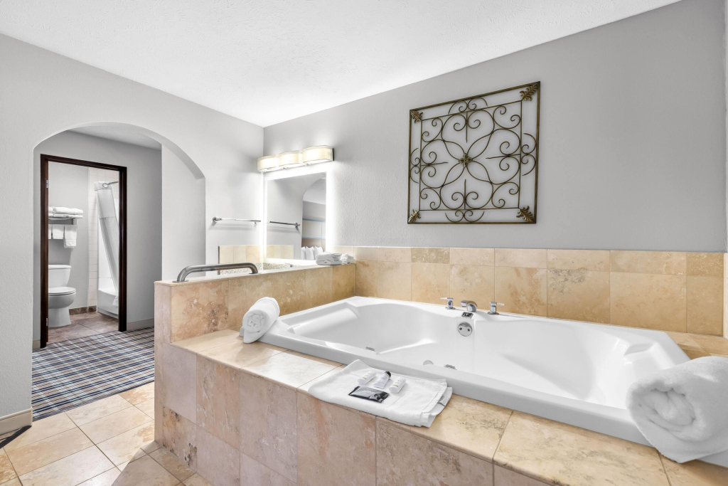 AmericInn by Wyndham Delafield-Waukesha-Milwaukee