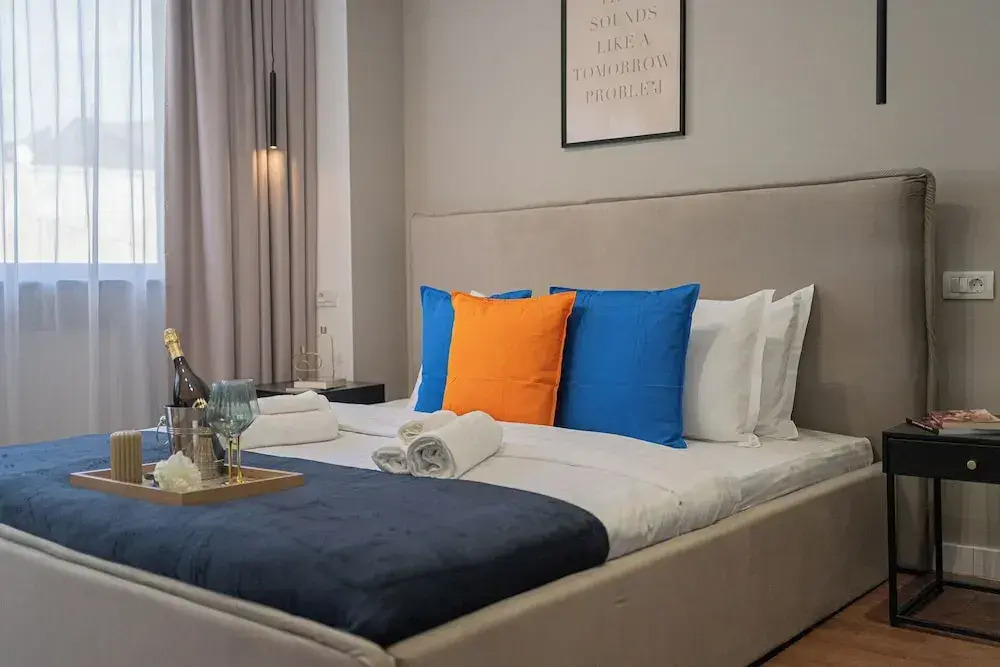 Playful & Trendy 2BR on Regina Elisabeta, Steps to Cismigiu Gardens | Bathtub & Boulevard Views