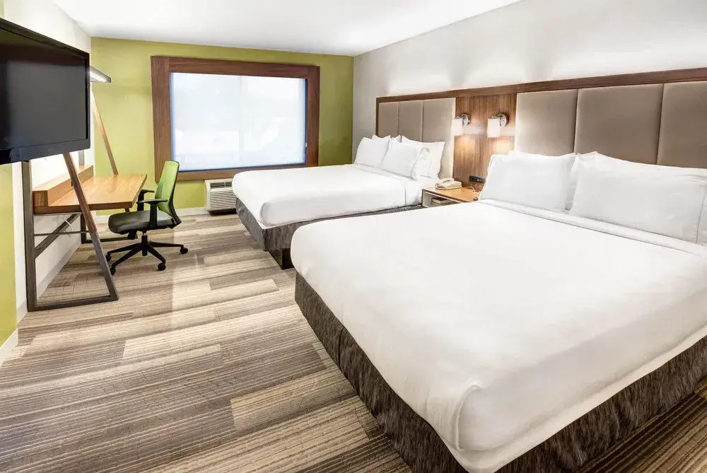 Holiday Inn Express & Suites Woodbridge
