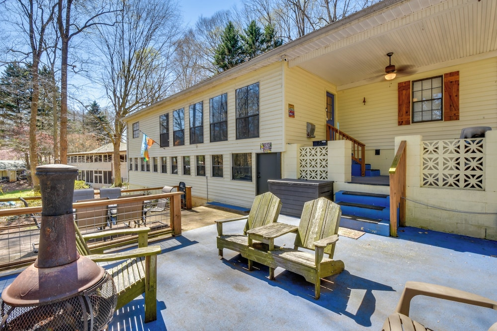 Private Beach & Dock: Lake Hartwell Family Getaway