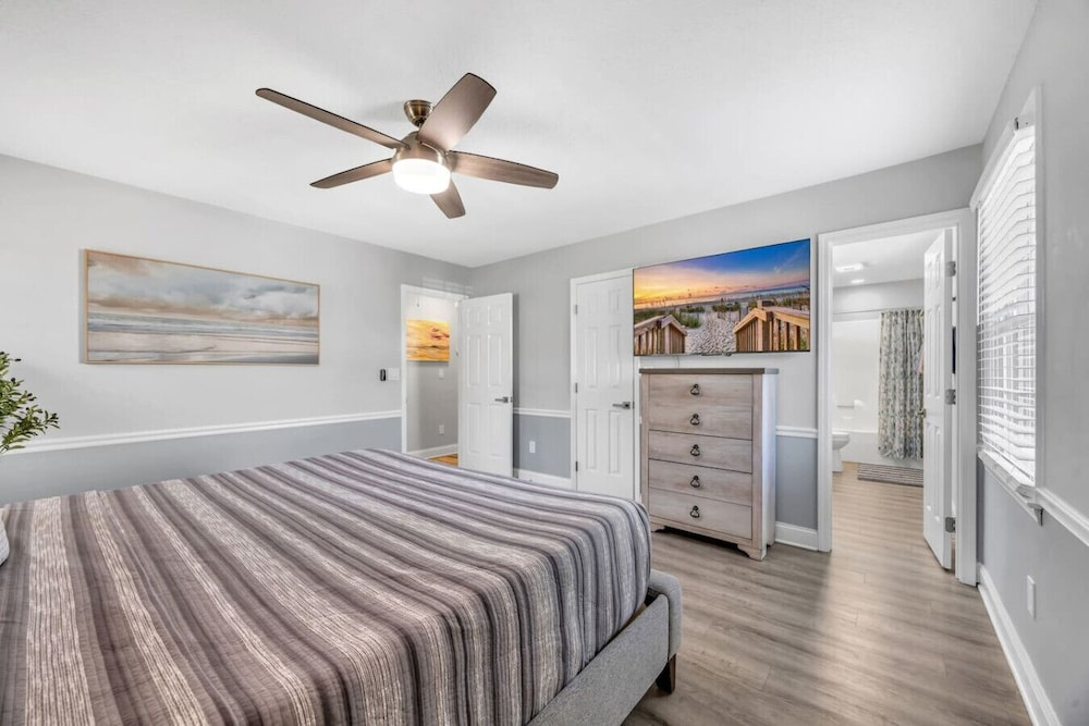 Sea La Vie Villa 3BD Beach Retreat fence yard
