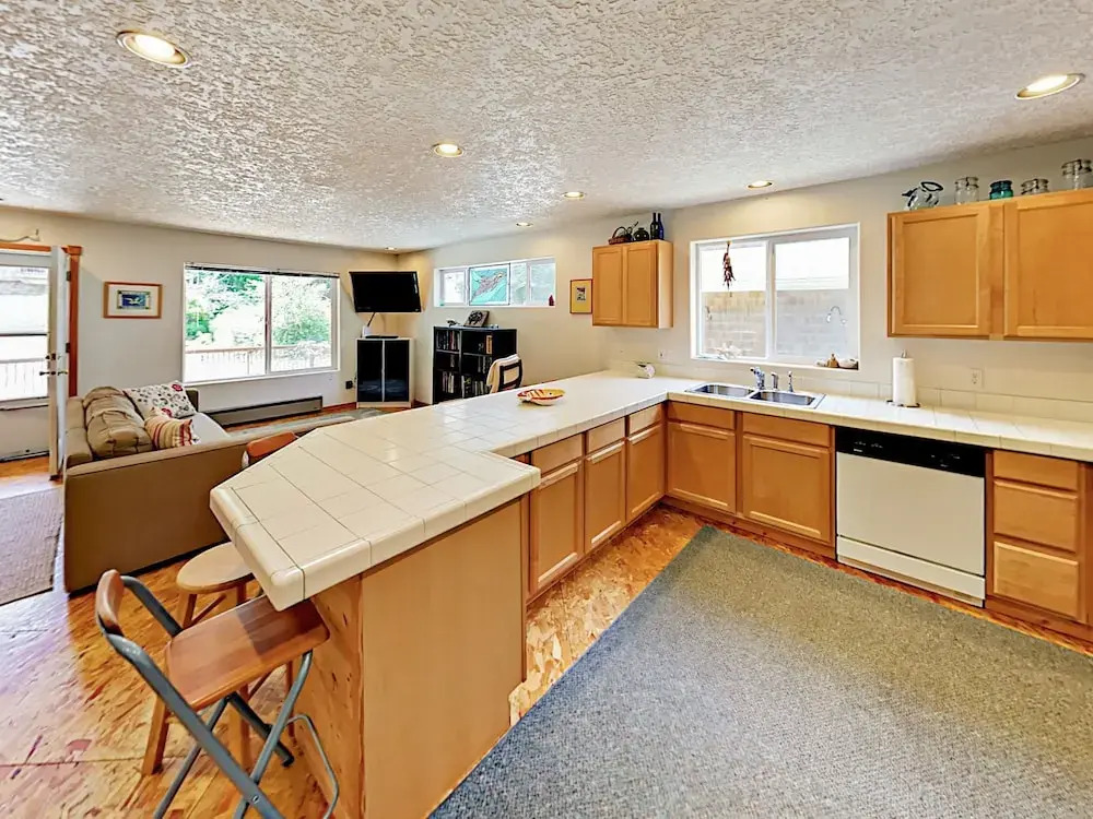 4br W/ Deck - Steps To The Beach! 4 Bedroom Home
