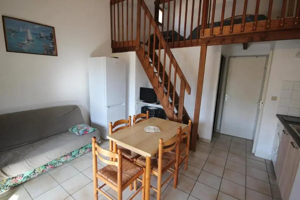 Jolie villa dangle pour 5 couchages, clim sejour, terrasse, parking dans residence securisee piscine commune 400m de la mer LRJP16