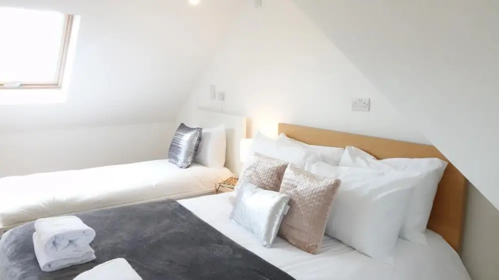 Private Rooms-Private Bathrooms-Near Airport- CABIN CREW paradise