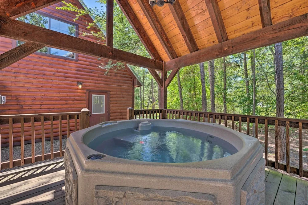 4 Mi to Beavers Bend: Cabin w/ Hot Tub & Games