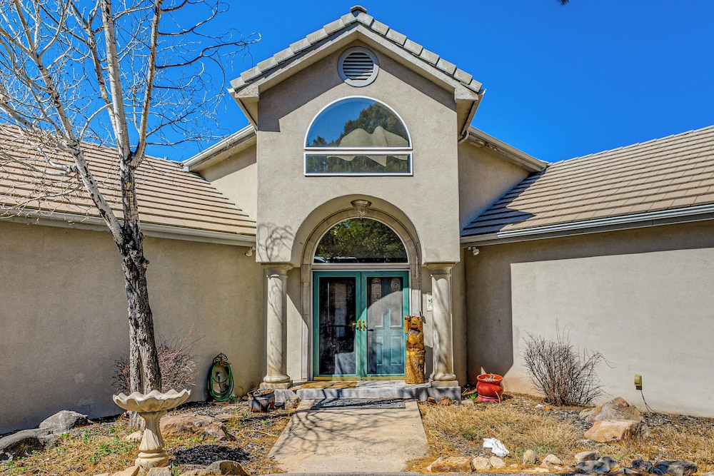 Summer Hikes! Mtn-view Gem w/ Hot Tub in Ruidoso