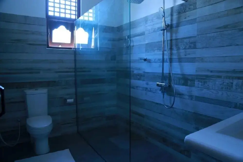 The villa has 6 bedrooms, 1 bathroom, a flat-screen Tv with satellite channels,