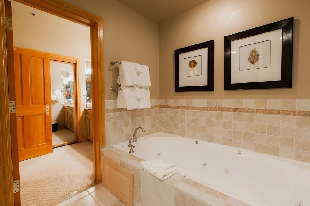 Luxury Four Bedroom Suite with Three Hot Tubs