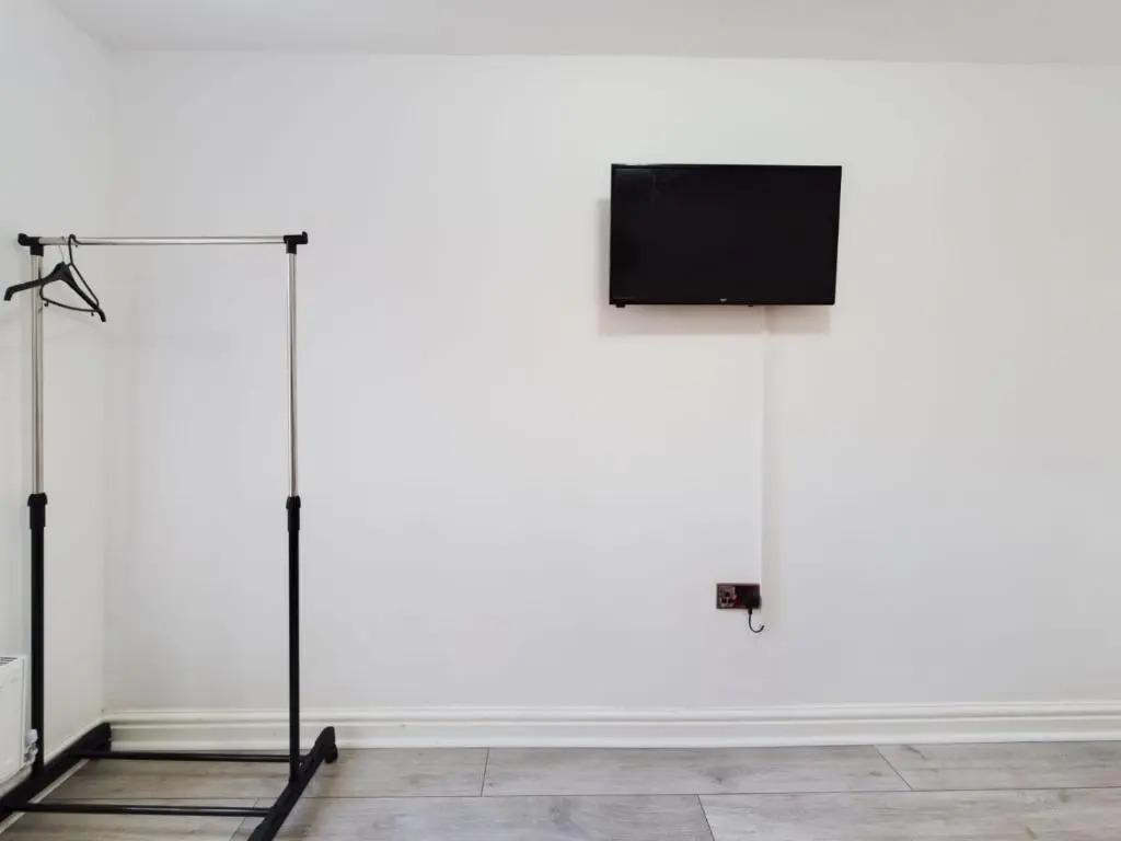 Stunning 4-bed House Fully Refurbished Modern