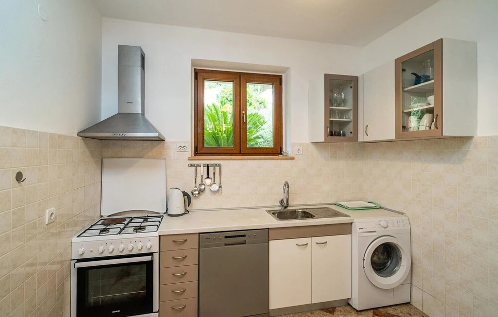 Stunning Home in Zaton Mali With Wifi and 5 Bedrooms