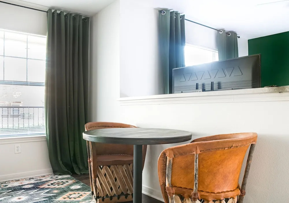WanderJaunt - Oak Hill Apartment