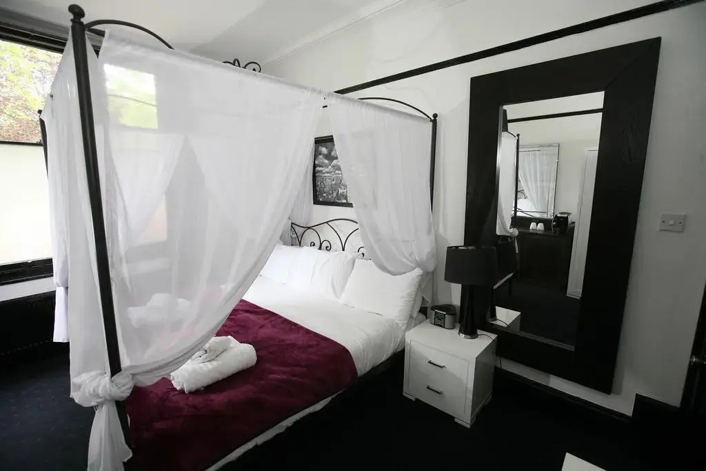 Hotel Noir