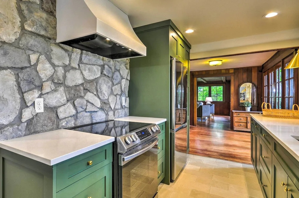 Peaceful + Elegant Cottage w/ Riverside View