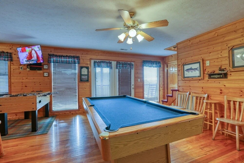 An Amazing View - 4 Bedrooms, 3.5 Baths, Sleeps 10 Cabin by RedAwning