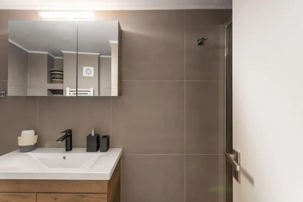Deluxe 3-BDRM Urban-industrial Apt at Acropolis