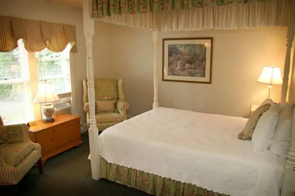 Metivier Inn