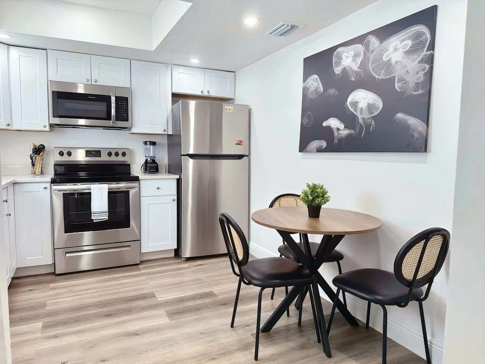 Bright 2BR Apt in Cape Coral Near Caloosahatchee River U102