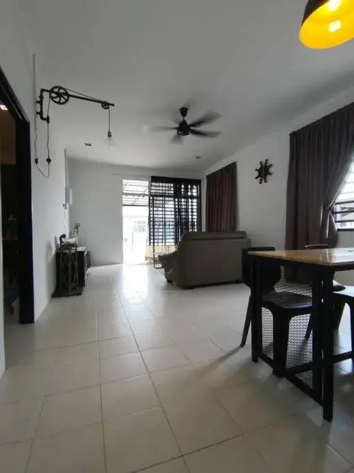 MODERN , SPACIOUS GAMBANG UMP 18 Guest House