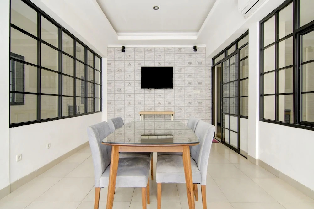 The Shine Residence by OYO Rooms