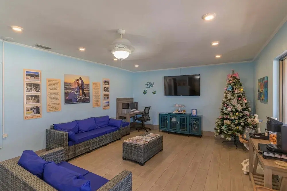 Modern 3br Condo Sleeps 6 Near Beach 3 Bedroom Condo