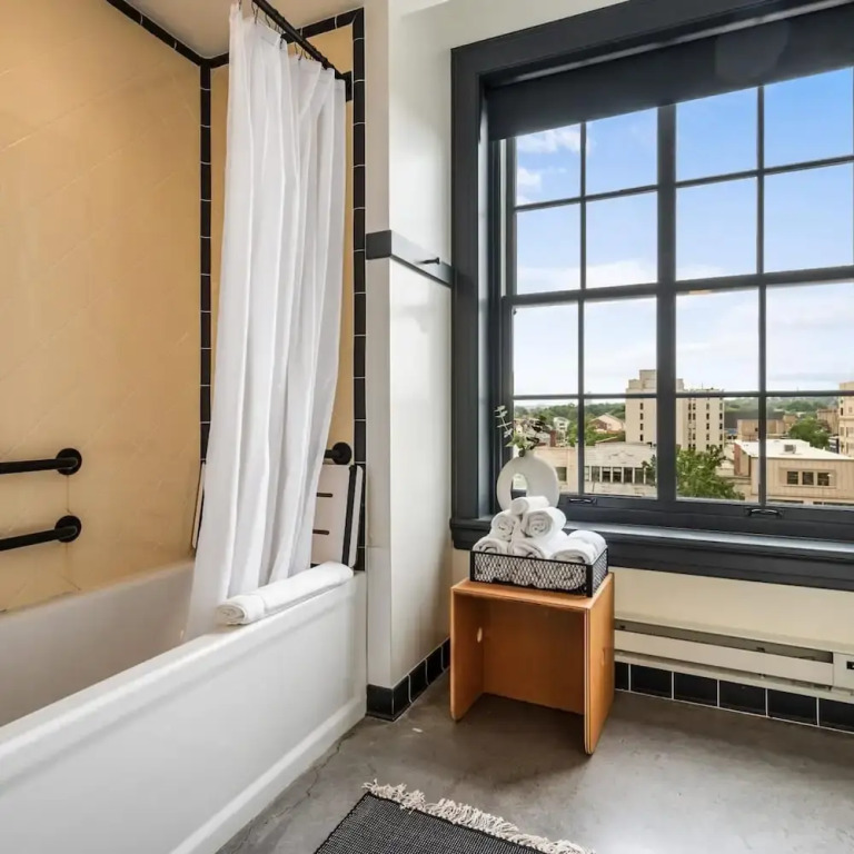 Kasa Accessible Studio in the Heart of Steel City The Maverick