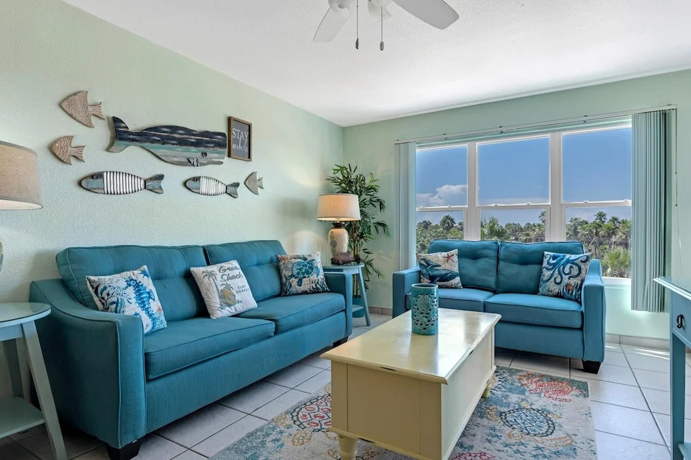 Charming 1 Bedroom, 3 Minute Walk To The Beach Condo by RedAwning