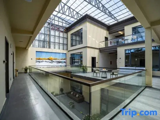 Floral Hotel · Vista Seek Oxygen-Rich View Hotel (Songzanlin Scenic Area Branch)
