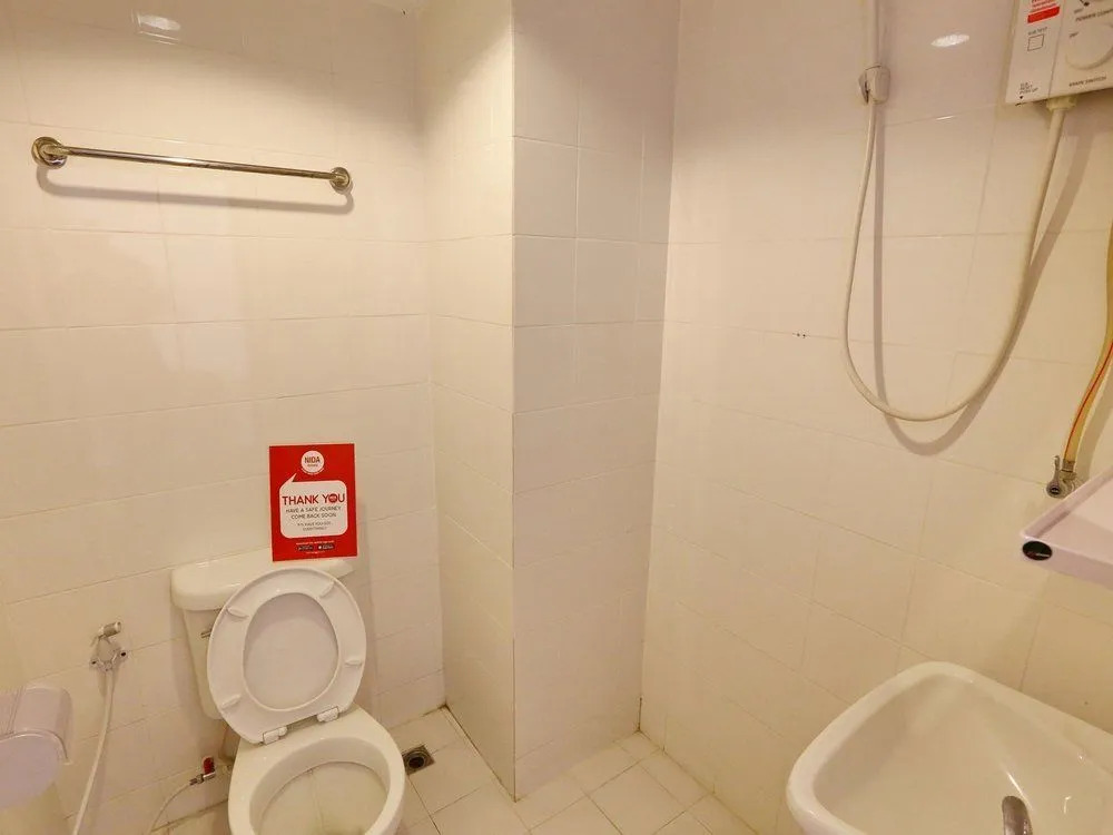 Nida Rooms Srichandon 12 Night Villa