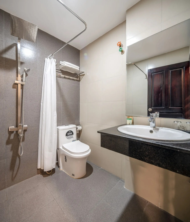Phuong Dong Hotel and Apartment