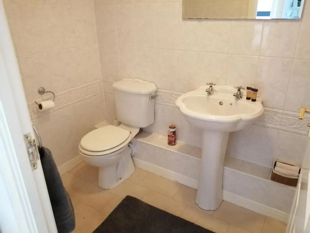 Spacious townhouse with sea views near Cardiff