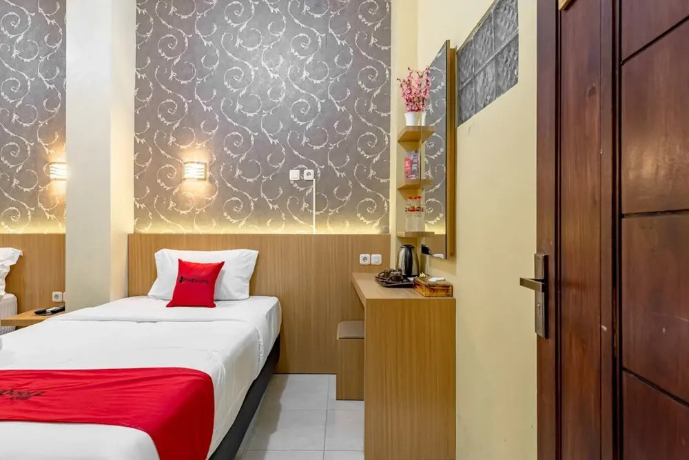Arum Guest House by RedDoorz