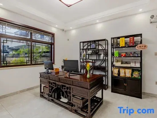 Jing Taoyuanju Homestay (Taohua Tan Scenic Area)
