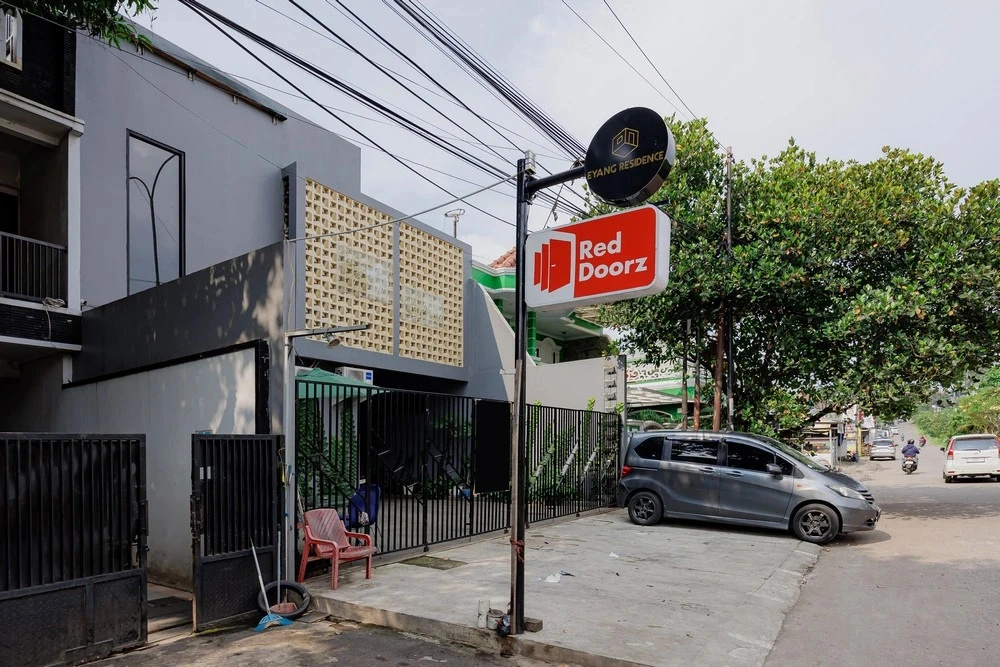 RedDoorz Plus Syariah at Limus Nunggal