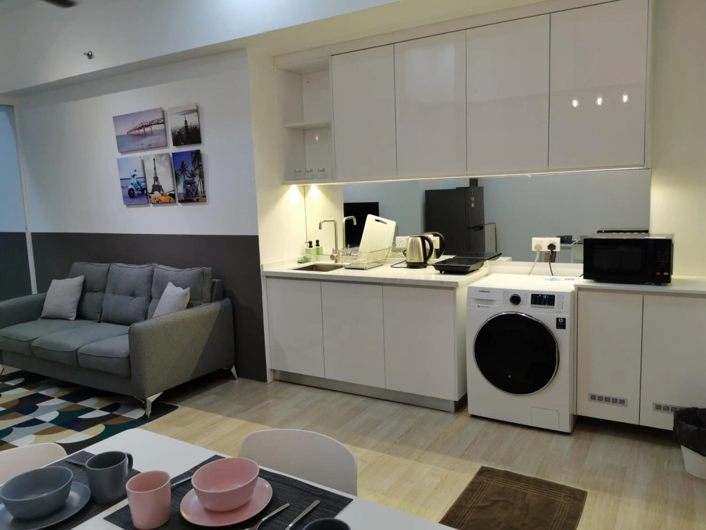 REVO AURORA PLACE, Pavilion 2, 5 Minutes To AXIATA ARENA BUKIT JALIL FREE WIFI by De Harlequins Guesthouse
